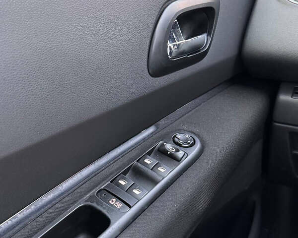 Серый Пежо 5008, объемом двигателя 2 л и пробегом 219 тыс. км за 8100 $, фото 18 на Automoto.ua