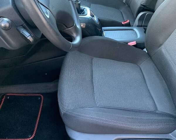 Серый Пежо 5008, объемом двигателя 2 л и пробегом 239 тыс. км за 7150 $, фото 18 на Automoto.ua