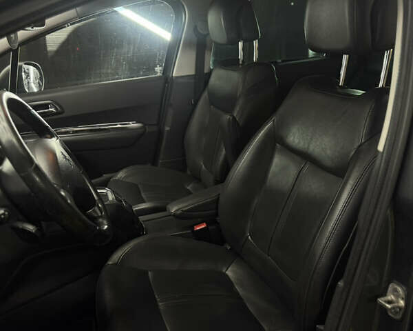 Серый Пежо 5008, объемом двигателя 2 л и пробегом 258 тыс. км за 9700 $, фото 13 на Automoto.ua