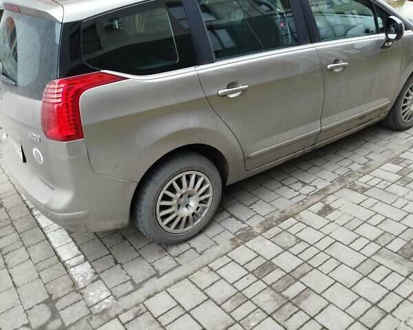 Серый Пежо 5008, объемом двигателя 1.6 л и пробегом 198 тыс. км за 7500 $, фото 1 на Automoto.ua