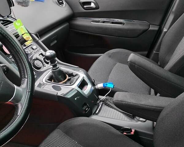 Серый Пежо 5008, объемом двигателя 1.6 л и пробегом 254 тыс. км за 7000 $, фото 10 на Automoto.ua