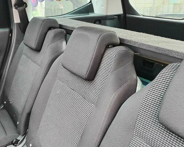 Серый Пежо 5008, объемом двигателя 1.6 л и пробегом 254 тыс. км за 7000 $, фото 7 на Automoto.ua