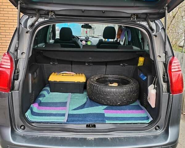 Серый Пежо 5008, объемом двигателя 1.6 л и пробегом 254 тыс. км за 7000 $, фото 3 на Automoto.ua