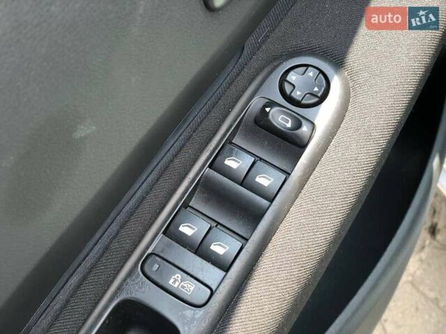 Серый Пежо 5008, объемом двигателя 1.6 л и пробегом 217 тыс. км за 6500 $, фото 12 на Automoto.ua