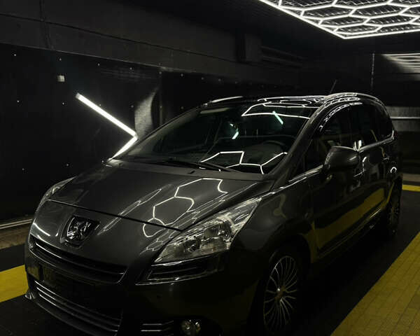 Серый Пежо 5008, объемом двигателя 2 л и пробегом 258 тыс. км за 9700 $, фото 1 на Automoto.ua