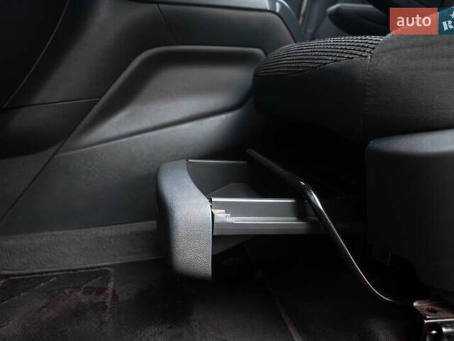 Сірий Пежо 5008, об'ємом двигуна 1.6 л та пробігом 243 тис. км за 9500 $, фото 35 на Automoto.ua