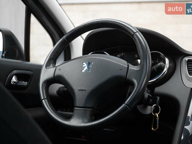 Сірий Пежо 5008, об'ємом двигуна 1.6 л та пробігом 243 тис. км за 9500 $, фото 19 на Automoto.ua