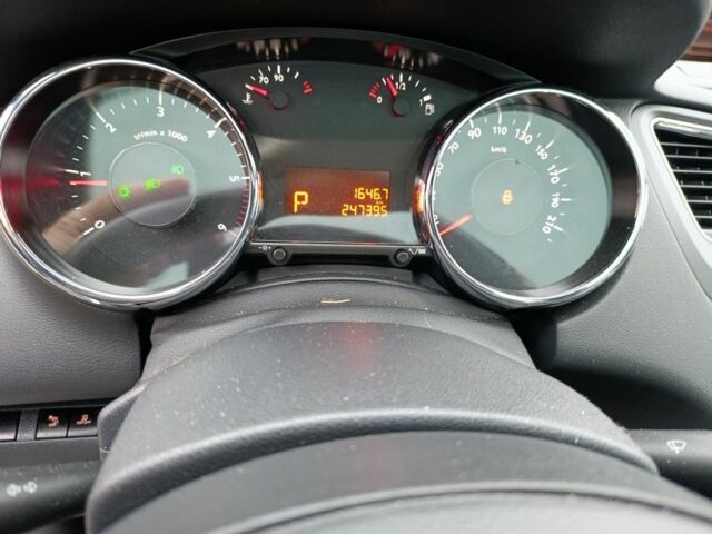 Серый Пежо 5008, объемом двигателя 2 л и пробегом 247 тыс. км за 10500 $, фото 9 на Automoto.ua