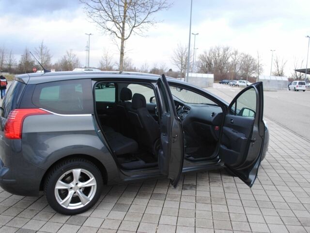 Сірий Пежо 5008, об'ємом двигуна 2 л та пробігом 270 тис. км за 10000 $, фото 4 на Automoto.ua