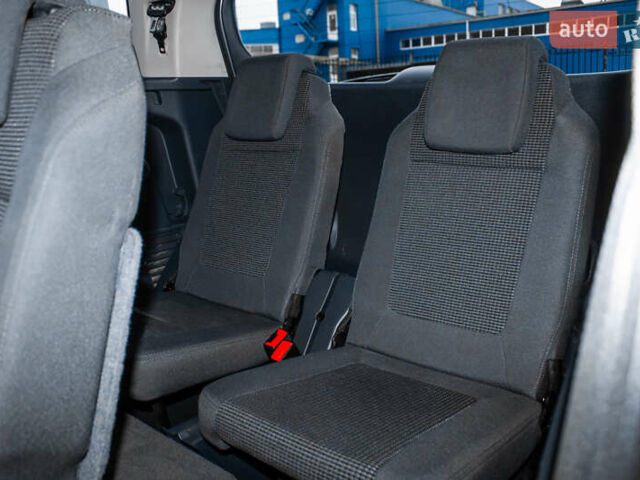 Сірий Пежо 5008, об'ємом двигуна 1.6 л та пробігом 243 тис. км за 9500 $, фото 16 на Automoto.ua