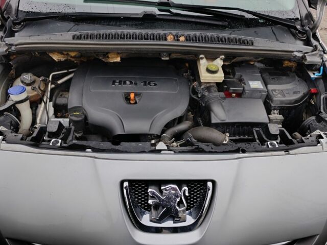 Серый Пежо 5008, объемом двигателя 2 л и пробегом 247 тыс. км за 10500 $, фото 2 на Automoto.ua