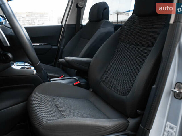 Сірий Пежо 5008, об'ємом двигуна 1.6 л та пробігом 243 тис. км за 9500 $, фото 10 на Automoto.ua