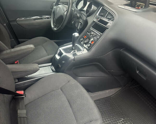 Серый Пежо 5008, объемом двигателя 1.6 л и пробегом 260 тыс. км за 10777 $, фото 6 на Automoto.ua