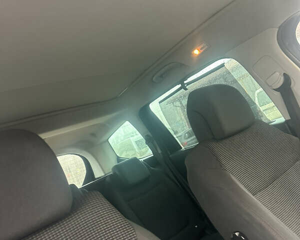 Серый Пежо 5008, объемом двигателя 1.6 л и пробегом 260 тыс. км за 10777 $, фото 7 на Automoto.ua