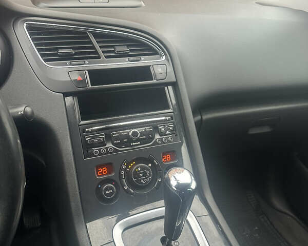 Серый Пежо 5008, объемом двигателя 1.6 л и пробегом 260 тыс. км за 10777 $, фото 14 на Automoto.ua