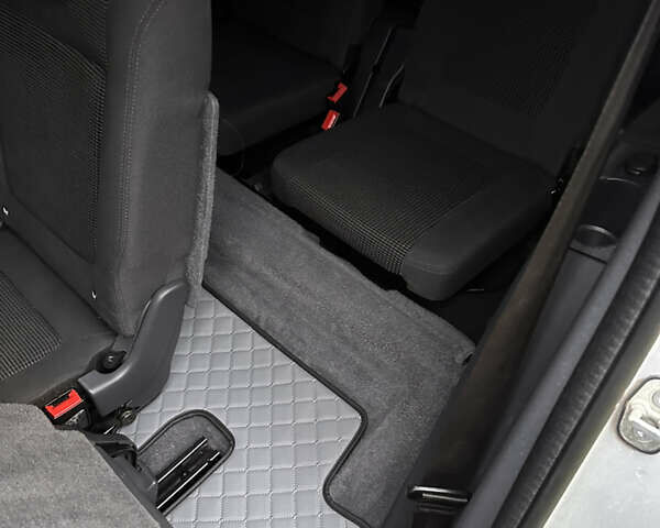 Сірий Пежо 5008, об'ємом двигуна 0 л та пробігом 264 тис. км за 9400 $, фото 8 на Automoto.ua