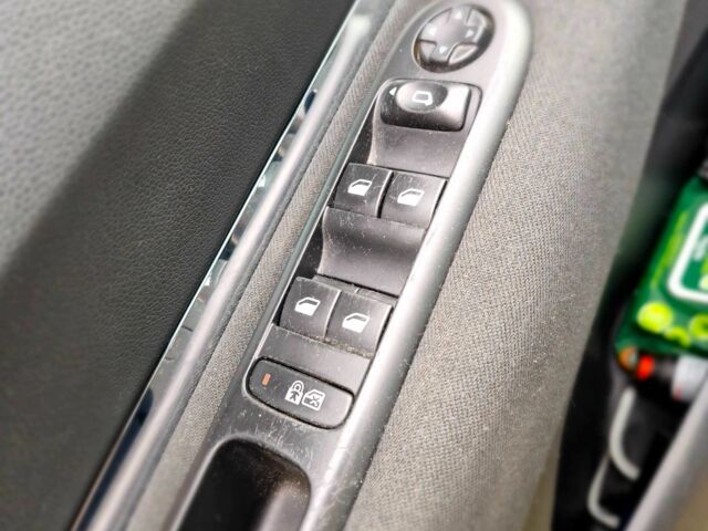 Сірий Пежо 5008, об'ємом двигуна 1.6 л та пробігом 192 тис. км за 9100 $, фото 15 на Automoto.ua