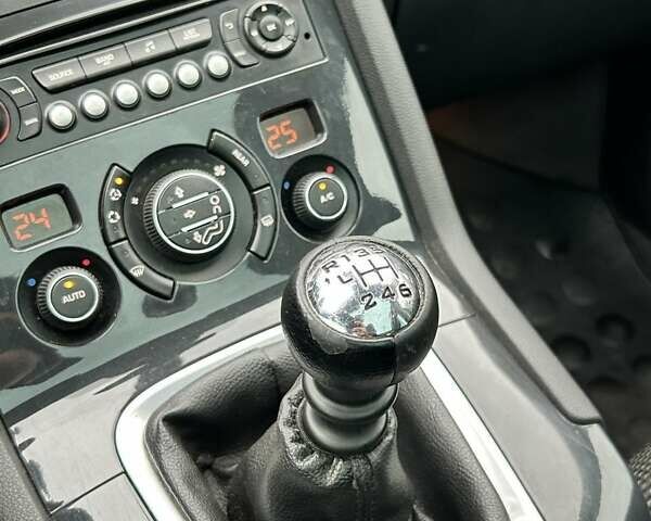 Серый Пежо 5008, объемом двигателя 1.6 л и пробегом 254 тыс. км за 7000 $, фото 19 на Automoto.ua