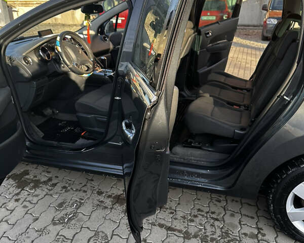 Сірий Пежо 5008, об'ємом двигуна 1.56 л та пробігом 245 тис. км за 8000 $, фото 2 на Automoto.ua