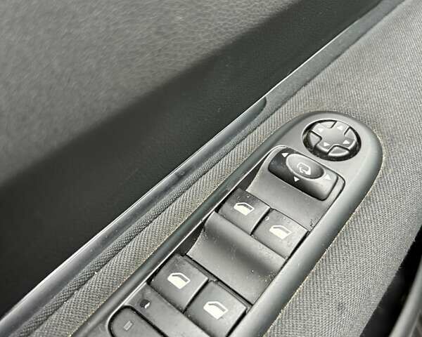 Серый Пежо 5008, объемом двигателя 1.6 л и пробегом 254 тыс. км за 7000 $, фото 25 на Automoto.ua