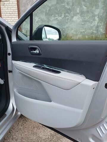 Серый Пежо 5008, объемом двигателя 1.6 л и пробегом 217 тыс. км за 9500 $, фото 10 на Automoto.ua