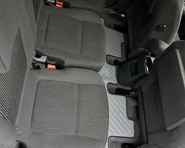 Сірий Пежо 5008, об'ємом двигуна 0 л та пробігом 264 тис. км за 9400 $, фото 7 на Automoto.ua