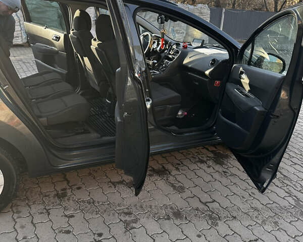 Сірий Пежо 5008, об'ємом двигуна 1.56 л та пробігом 245 тис. км за 8000 $, фото 4 на Automoto.ua
