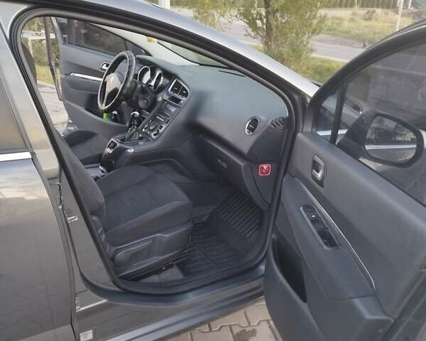 Сірий Пежо 5008, об'ємом двигуна 1.6 л та пробігом 256 тис. км за 8300 $, фото 14 на Automoto.ua