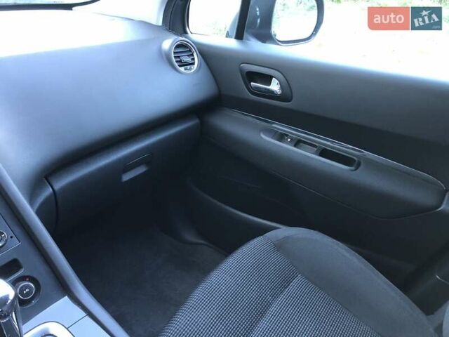 Сірий Пежо 5008, об'ємом двигуна 1.6 л та пробігом 185 тис. км за 10800 $, фото 48 на Automoto.ua