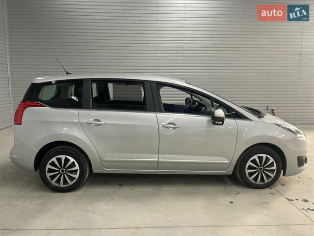 Серый Пежо 5008, объемом двигателя 1.6 л и пробегом 237 тыс. км за 10650 $, фото 1 на Automoto.ua