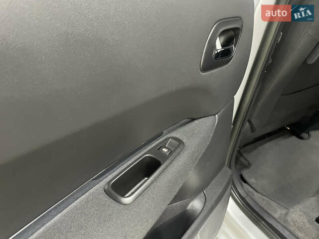 Сірий Пежо 5008, об'ємом двигуна 1.6 л та пробігом 237 тис. км за 10650 $, фото 33 на Automoto.ua