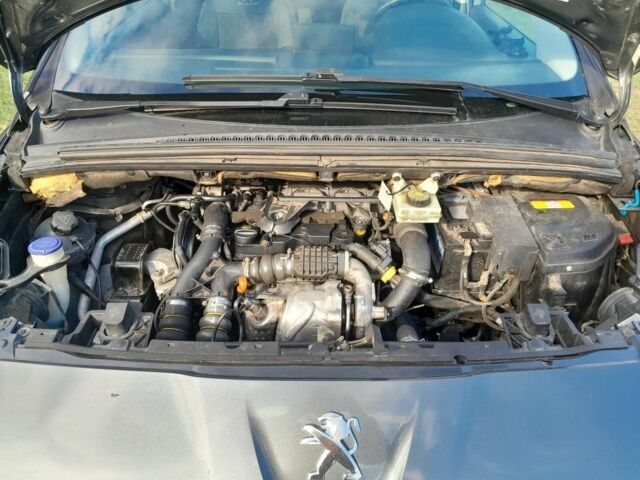 Сірий Пежо 5008, об'ємом двигуна 1.6 л та пробігом 300 тис. км за 9000 $, фото 6 на Automoto.ua