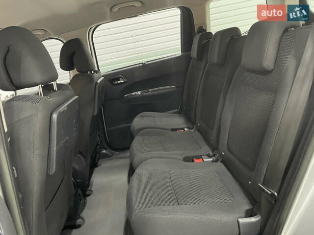 Сірий Пежо 5008, об'ємом двигуна 1.6 л та пробігом 237 тис. км за 10650 $, фото 4 на Automoto.ua