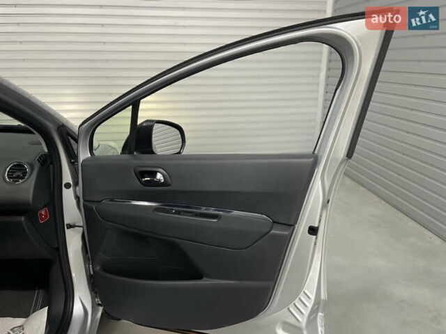 Серый Пежо 5008, объемом двигателя 1.6 л и пробегом 237 тыс. км за 10650 $, фото 22 на Automoto.ua