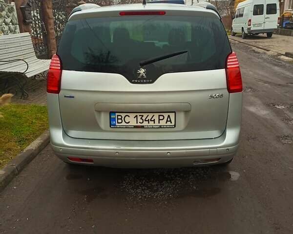 Серый Пежо 5008, объемом двигателя 1.6 л и пробегом 280 тыс. км за 10200 $, фото 1 на Automoto.ua