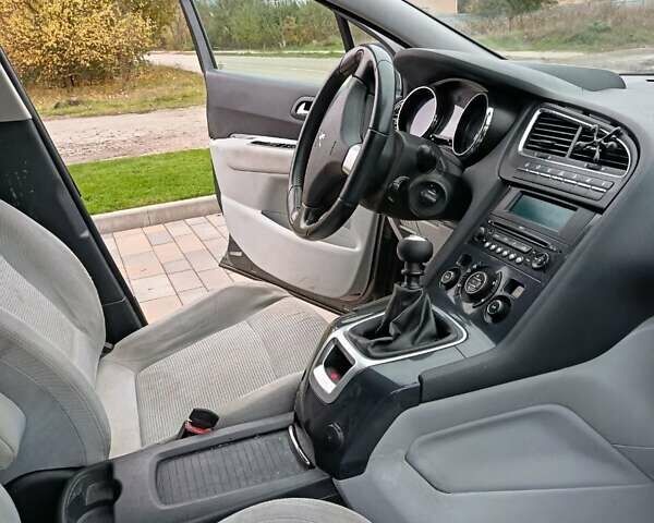 Серый Пежо 5008, объемом двигателя 1.6 л и пробегом 196 тыс. км за 6200 $, фото 2 на Automoto.ua