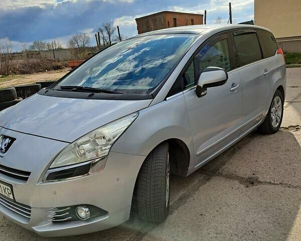 Серый Пежо 5008, объемом двигателя 2 л и пробегом 289 тыс. км за 7300 $, фото 1 на Automoto.ua
