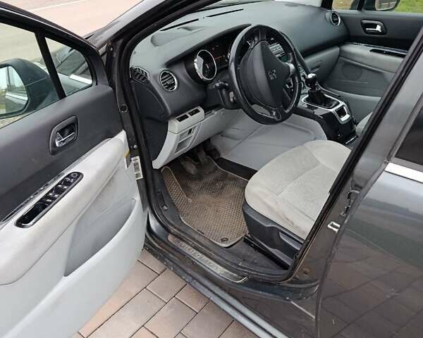 Серый Пежо 5008, объемом двигателя 1.6 л и пробегом 196 тыс. км за 6200 $, фото 1 на Automoto.ua