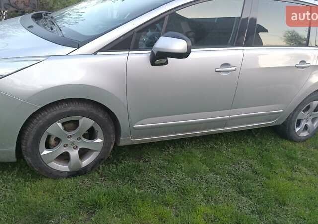 Серый Пежо 5008, объемом двигателя 1.6 л и пробегом 182 тыс. км за 8300 $, фото 4 на Automoto.ua