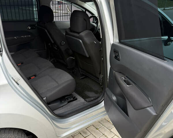 Серый Пежо 5008, объемом двигателя 2 л и пробегом 306 тыс. км за 8800 $, фото 8 на Automoto.ua