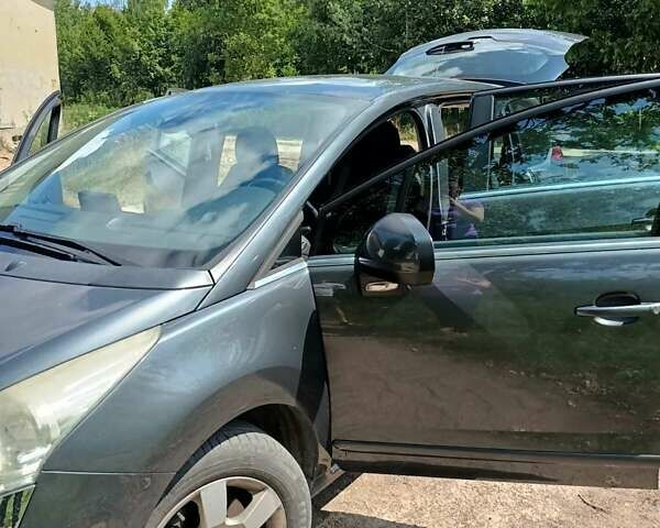 Серый Пежо 5008, объемом двигателя 1.6 л и пробегом 240 тыс. км за 6500 $, фото 1 на Automoto.ua