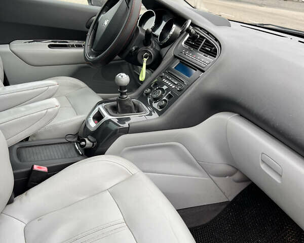 Серый Пежо 5008, объемом двигателя 1.6 л и пробегом 168 тыс. км за 6381 $, фото 2 на Automoto.ua