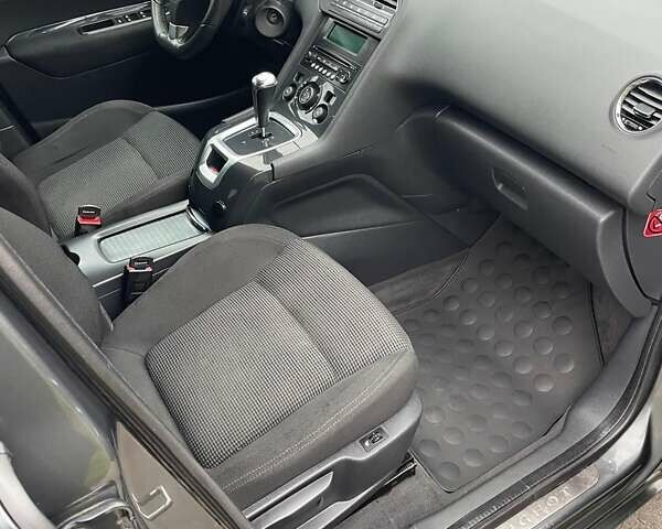 Сірий Пежо 5008, об'ємом двигуна 1.56 л та пробігом 235 тис. км за 7800 $, фото 3 на Automoto.ua