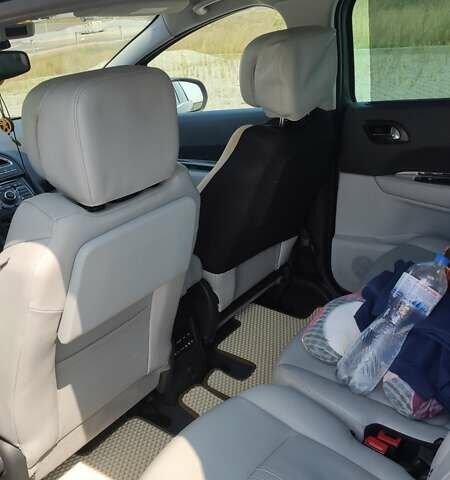 Серый Пежо 5008, объемом двигателя 1.56 л и пробегом 292 тыс. км за 7800 $, фото 25 на Automoto.ua