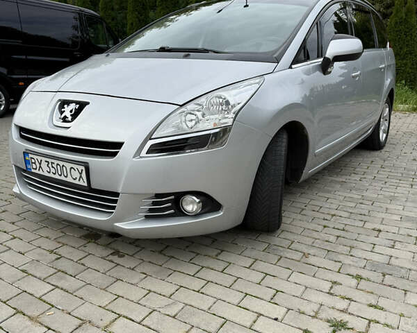 Серый Пежо 5008, объемом двигателя 2 л и пробегом 306 тыс. км за 8800 $, фото 1 на Automoto.ua