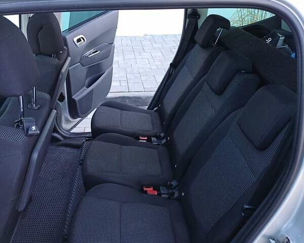 Серый Пежо 5008, объемом двигателя 2 л и пробегом 264 тыс. км за 9900 $, фото 13 на Automoto.ua