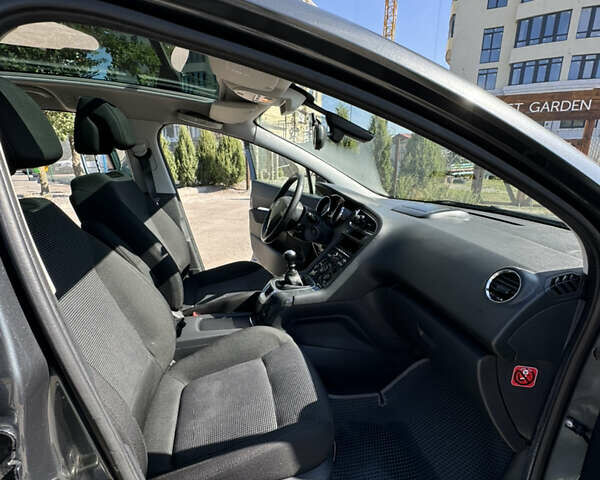 Серый Пежо 5008, объемом двигателя 1.6 л и пробегом 298 тыс. км за 7500 $, фото 14 на Automoto.ua