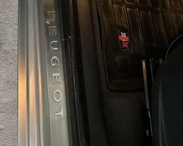 Серый Пежо 5008, объемом двигателя 0 л и пробегом 219 тыс. км за 8550 $, фото 2 на Automoto.ua