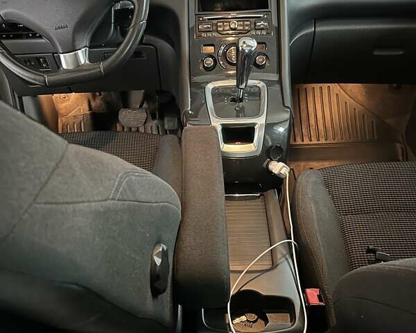 Серый Пежо 5008, объемом двигателя 0 л и пробегом 219 тыс. км за 8550 $, фото 7 на Automoto.ua