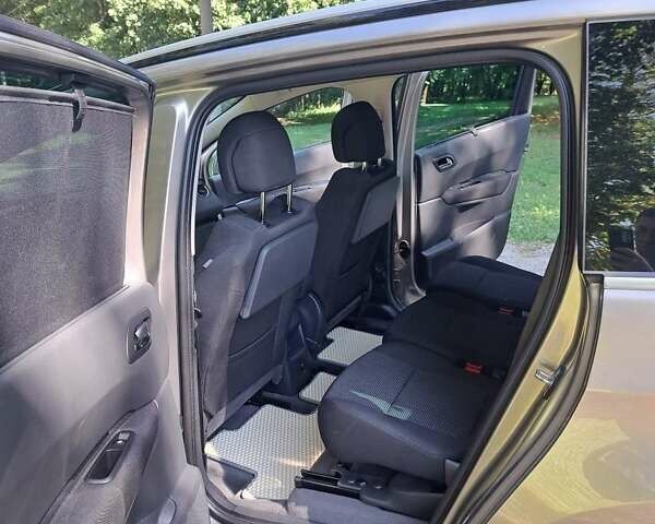 Серый Пежо 5008, объемом двигателя 2 л и пробегом 279 тыс. км за 10500 $, фото 4 на Automoto.ua